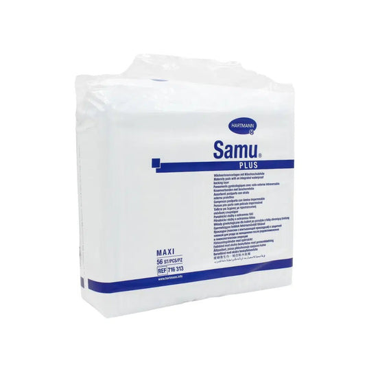 Un paquet scellé de serviettes hygiéniques post-partum Hartmann Samu® Plus Maxi de la société Paul Hartmann AG (56 pièces), idéal pour protéger efficacement le linge, est livré dans un emballage en film transparent avec des informations sur le produit en bleu sur le devant.
