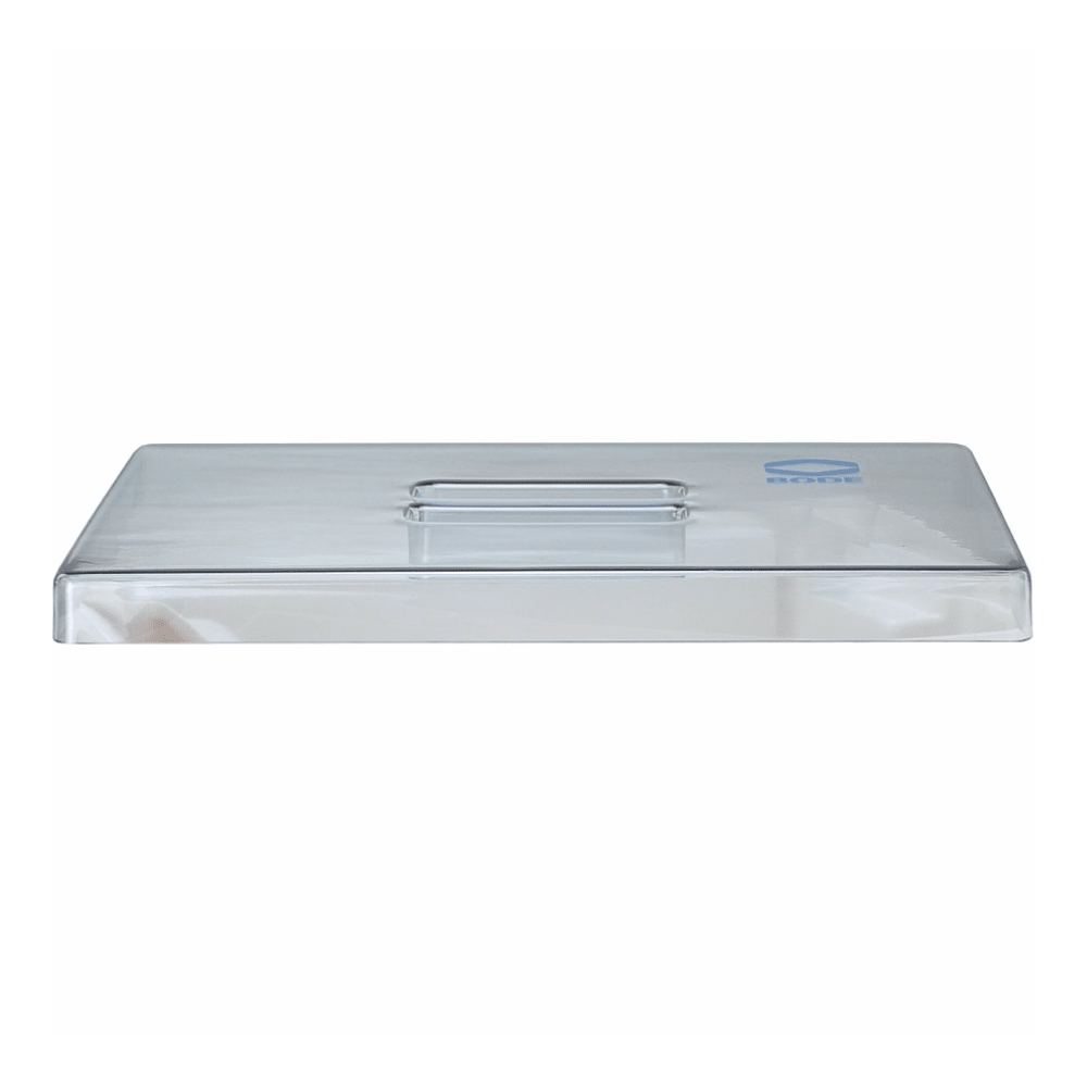 Un couvercle en plastique rectangulaire clair avec une petite poignée au centre repose à plat. Le couvercle a une étiquette rectangulaire bleue dans le coin. Grâce à son matériau transparent, la visibilité à travers lui est garantie, ce qui rend ce couvercle Hartmann pour bacs à instruments | pièce (1 pièce) de Paul Hartmann AG un choix pratique pour divers besoins de stockage.