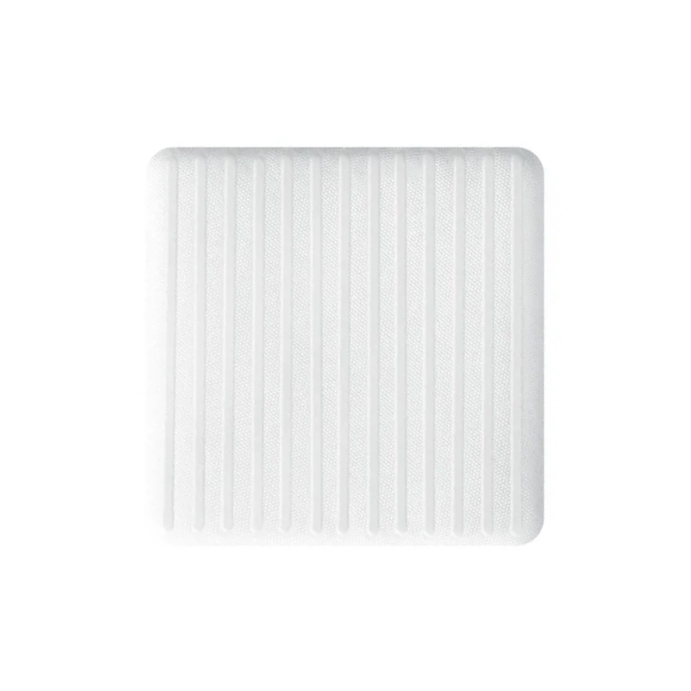 Un filtre à air rectangulaire blanc avec des nervures verticales, conçu pour le pansement HydroClean® de Hartmann, différentes tailles - 10 pièces de Paul Hartmann AG, isolé sur fond blanc.