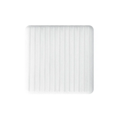Un filtre à air rectangulaire blanc avec des nervures verticales, conçu pour le pansement HydroClean® de Hartmann, différentes tailles - 10 pièces de Paul Hartmann AG, isolé sur fond blanc.