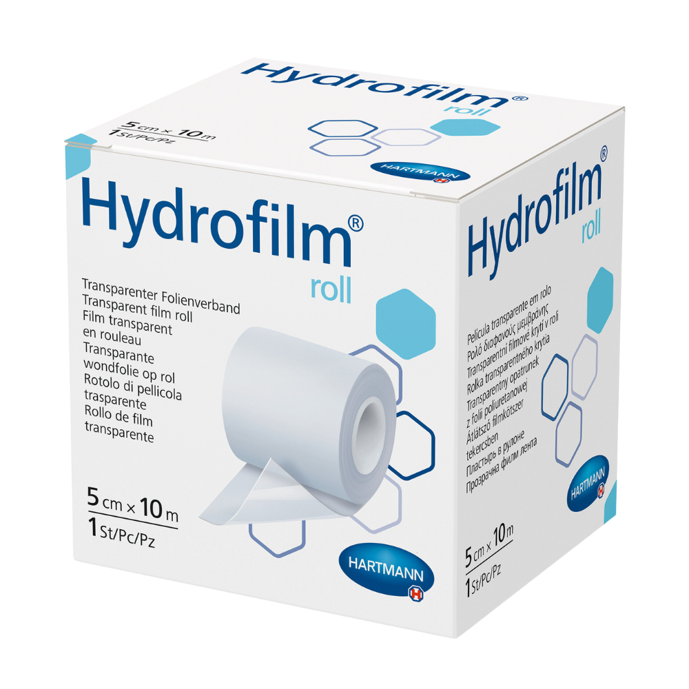 Une boîte de rouleau Hartmann Hydrofilm® de Paul Hartmann AG, un pansement film transparent. L'emballage est principalement blanc et bleu clair et montre le nom du produit, des images d'application et des indications de taille.