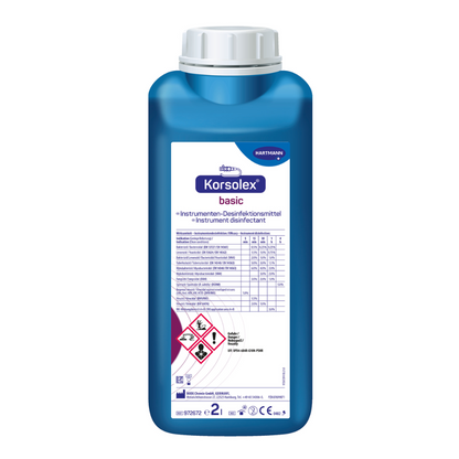 Une bouteille de 2 litres de désinfection d'instruments Hartmann Korsolex® basic de Paul Hartmann AG avec des étiquettes en allemand contenant des informations sur l'application et la sécurité en bleu et blanc ainsi que des symboles de danger.