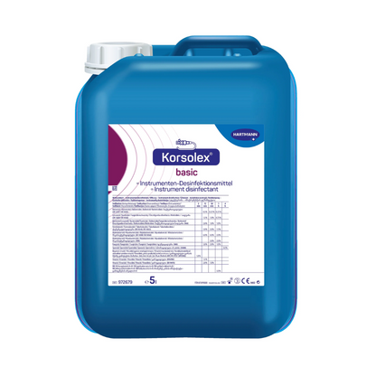 Un bidon de 5 litres en plastique bleu avec désinfection d'instruments Hartmann Korsolex® basic de Paul Hartmann AG, avec des étiquettes contenant des instructions multilingues et une marque CE clairement visible.