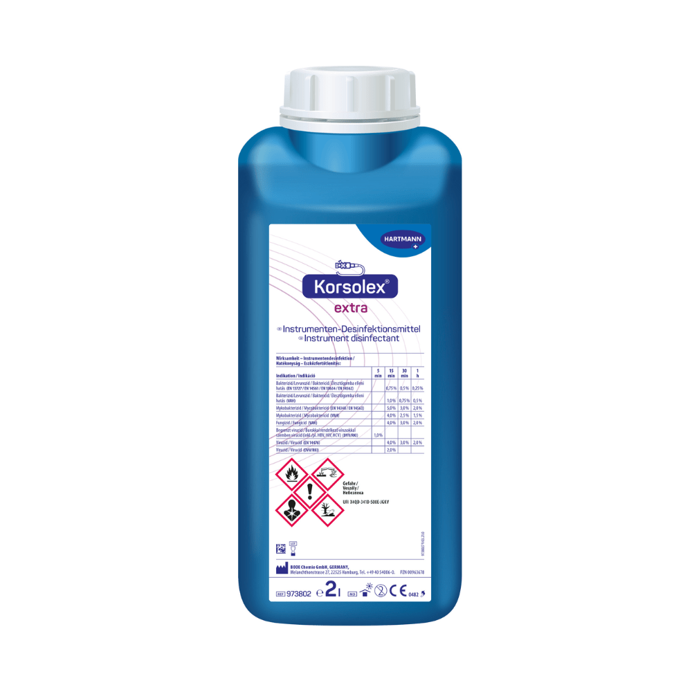 Une bouteille en plastique bleue avec l'inscription « Hartmann Korsolex® extra désinfection des instruments de Paul Hartmann AG », un désinfectant pour instruments médicaux, avec des symboles de danger et des informations sur le produit sur l'étiquette avant.