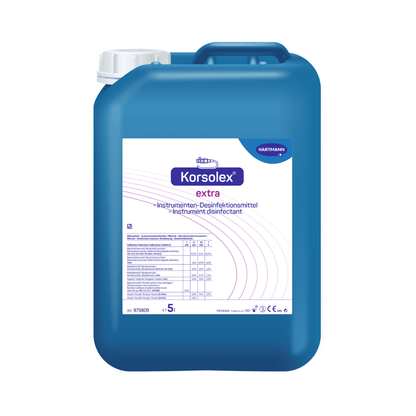 Un conteneur bleu de 5 litres avec « Hartmann Korsolex® extra désinfection des instruments de Paul Hartmann AG » avec le nom de la marque imprimé et des instructions d'application médicale sur l'étiquette.