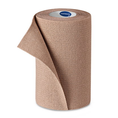Un rouleau de bandage élastique tricoté beige avec l'étiquette de marque « Paul Hartmann AG » sur le noyau bleu intérieur, isolé sur un fond blanc.