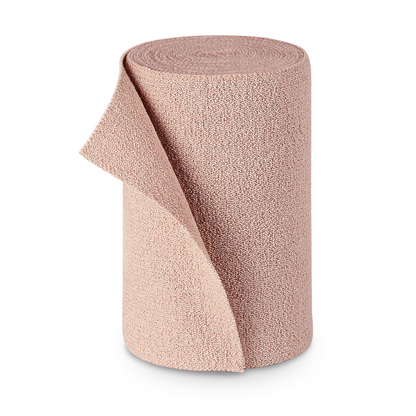 Un rouleau de tissu PütterFlex structuré brun clair de Paul Hartmann AG, debout, avec une extrémité légèrement déroulée, sur un fond blanc.