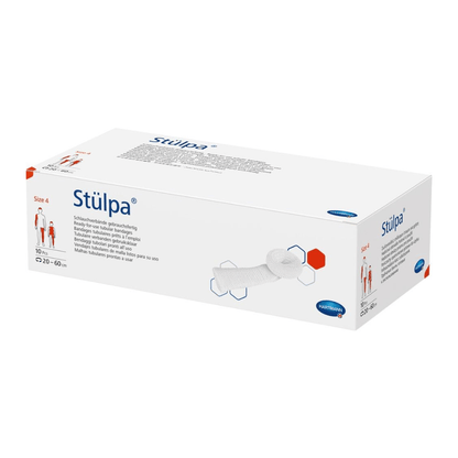 Une boîte de produit pour le bandage tubulaire Hartmann Stülpa® - En vrac dans le carton Taille 4 de Paul Hartmann AG avec des designs bleus et rouges, du texte informatif, des symboles pour démontrer l'application sur les jambes avec des mesures et le logo Hartmann.