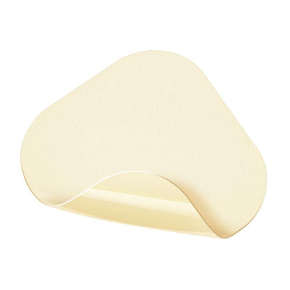 Un pansement unique, beige, triangulaire Hartmann Hydrocoll® Classic Thin de Paul Hartmann AG, stérile et scellé individuellement. Un coin est légèrement soulevé pour rendre l'adhésif visible. Idéal pour le traitement humide des plaies. Fond blanc simple.