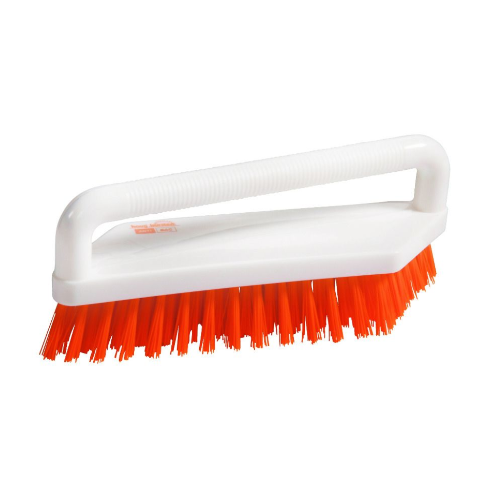 Nous présentons la brosse à récurer antibactérienne Haug ANTI BAC Orange de Haug Bürsten KG : une brosse de nettoyage avec un manche en plastique blanc et des poils rouges denses et inclinés. La poignée rectangulaire est fixée sur le dessus de la tête de brosse, permettant ainsi un nettoyage antibactérien efficace et facilitant le nettoyage hygiénique sur un fond blanc simple.