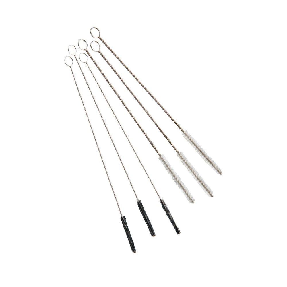 Le set de brosses à jets Haug en acier inoxydable V2A 6 pièces de Haug Bürsten KG comprend cinq brosses de nettoyage fines avec des poignées en acier inoxydable et des extrémités en boucle, avec des poils colorés : deux noirs, deux blancs et un gris. Idéal pour des tâches de nettoyage professionnelles détaillées.