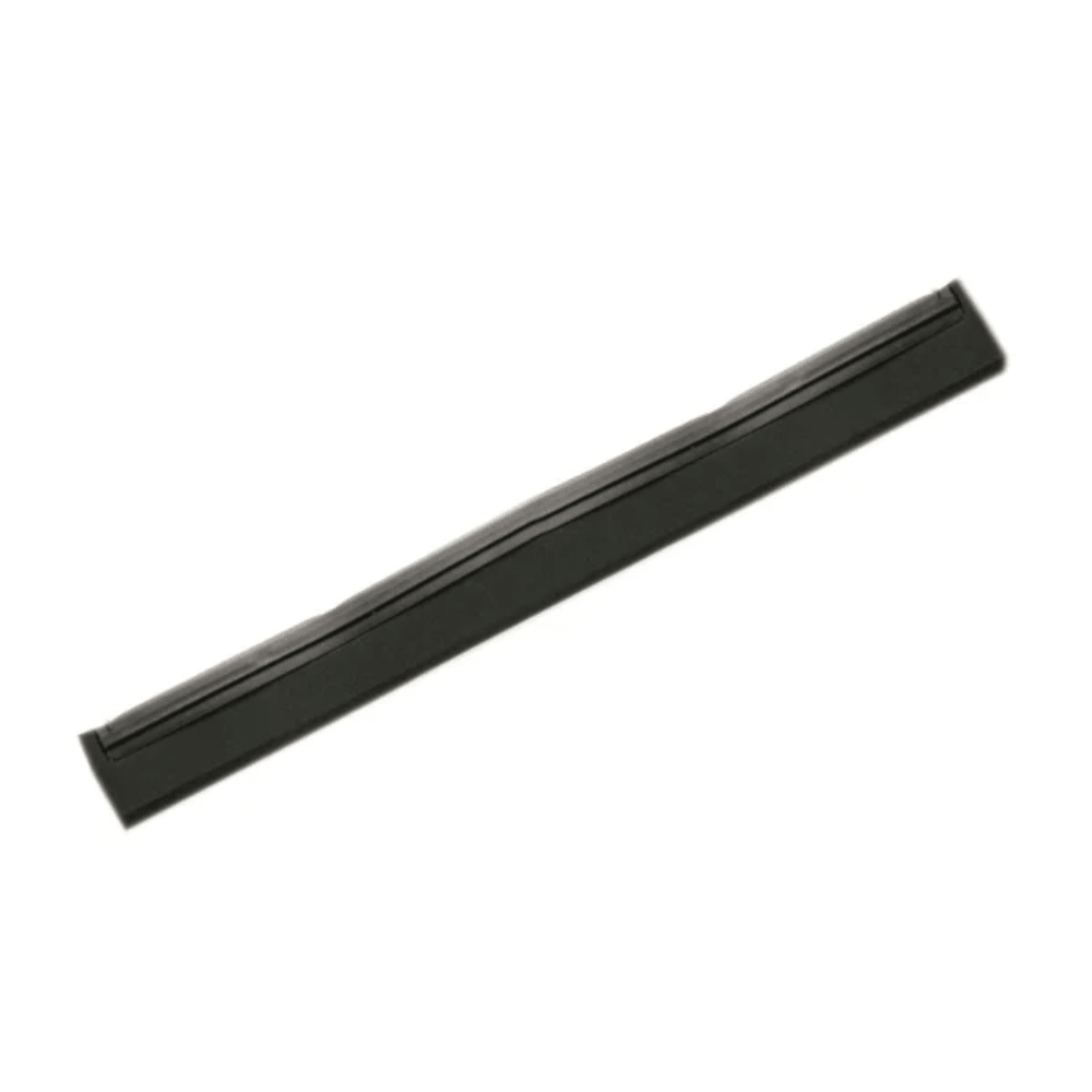 Une longue barre noire mince avec un design à une seule lèvre de Haug Bürsten KG est disposée en diagonale sur un fond blanc. La barre présente une légère courbure en haut et semble être faite d'un matériau massif, probablement en caoutchouc cellulaire noir de rechange Haug à une seule lèvre avec les dimensions 620 x 20 x 22 mm.
