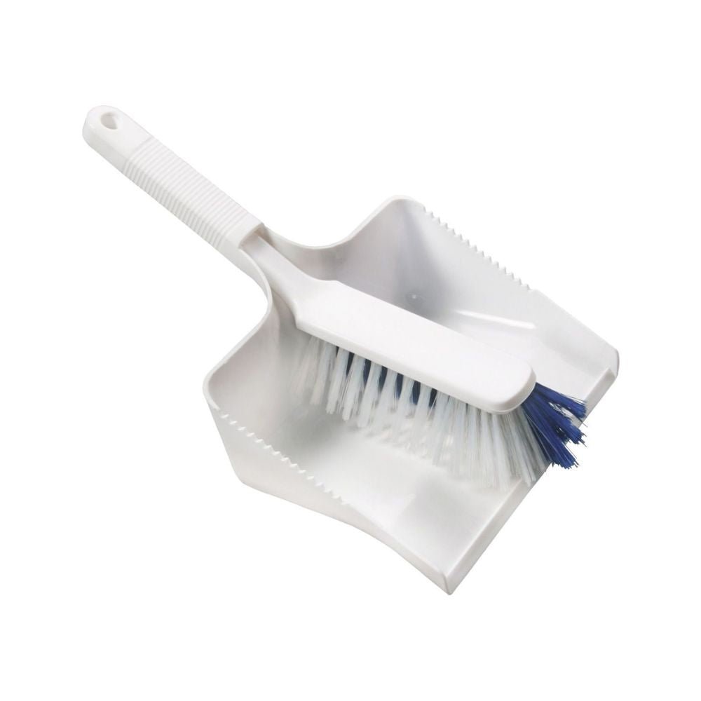 La pelle et balayette Haug Hart Blanc (350 x 222 x 110 mm) de Haug Bürsten KG comprend une pelle blanche et un balai avec des poils bleus, conçus pour le nettoyage en 2 phases. Le balai a un manche structuré et repose proprement sur le bord de la pelle sur un fond blanc simple.
