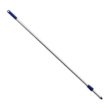 Ein Besenstiel METAL DETECT PREMIUM Alustiel 1450 x Ø25 0 von Haug Bürsten KG, HACCP-Standard-konform, hat an beiden Enden blaue Kunststoffgriffe und lehnt schräg vor einem sauberen weißen Hintergrund.