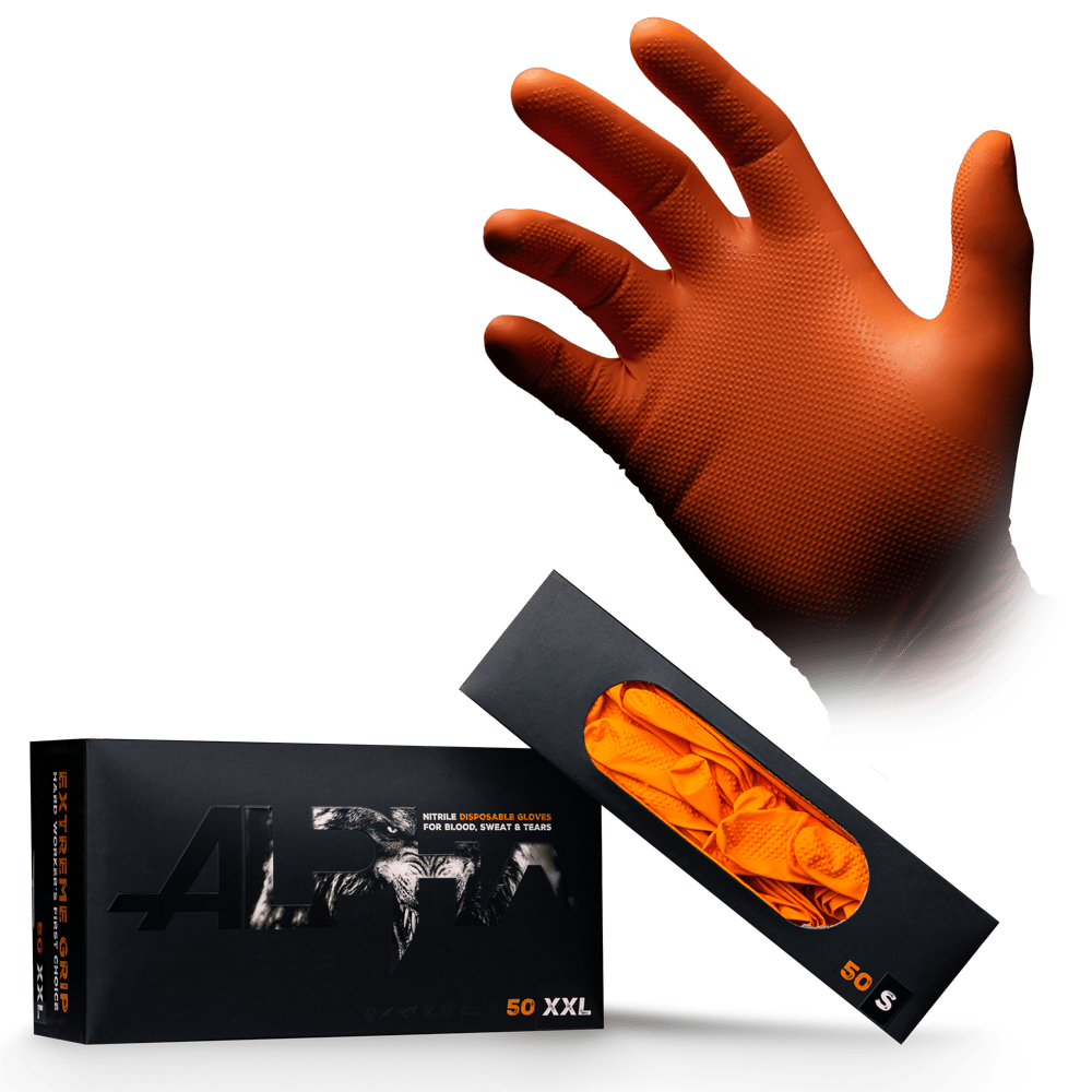 Une main droite levée porte le gant à usage unique en nitrile High Grip orange, ALPHA de AMPri Handelsgesellschaft mbH, au-dessus d'une boîte XXL contenant 50 gants, avec une ouverture montrant le gant à usage unique orange à l'intérieur.