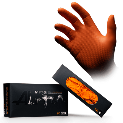 Une main droite levée porte le gant à usage unique en nitrile High Grip orange, ALPHA de AMPri Handelsgesellschaft mbH, au-dessus d'une boîte XXL contenant 50 gants, avec une ouverture montrant le gant à usage unique orange à l'intérieur.