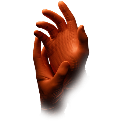 Une paire de mains portant le gant à usage unique en nitrile High Grip orange AMPri, ALPHA, avec une main saisissant le poignet de l'autre, est représentée devant un fond blanc simple.