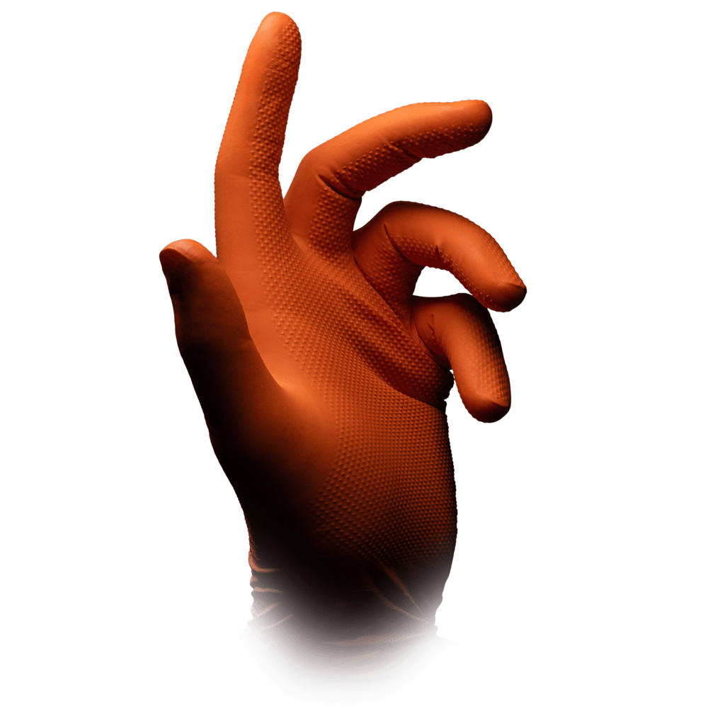Un gant à usage unique en nitrile High Grip orange, ALPHA de AMPri Handelsgesellschaft mbH est porté sur une main droite avec l'index tendu et les doigts courbés devant un fond blanc simple.