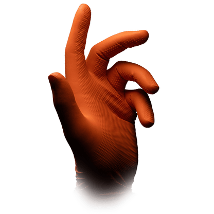 Un gant à usage unique en nitrile High Grip orange, ALPHA de AMPri Handelsgesellschaft mbH est porté sur une main droite avec l'index tendu et les doigts courbés devant un fond blanc simple.