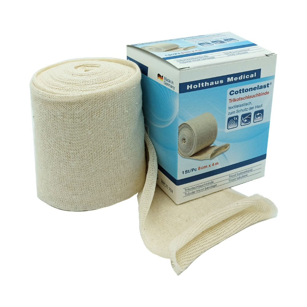 Image d'un produit médical de Holthaus Medical GmbH & Co. KG. Le produit, Holthaus Cottonelast® Trikotschlauchbinde, est un rouleau de bandage élastique de dimensions 8 cm x 4 m. La boîte avec un rouleau de bandage déroulé met en évidence la texture et la couleur du matériau en coton élastique. Les instructions et les détails sont visibles sur la boîte.