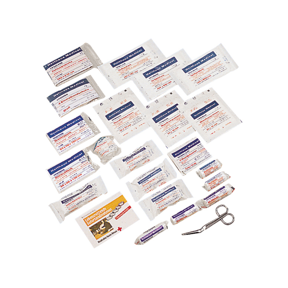 Une collection de divers articles de premiers secours, y compris des bandages, des compresses de gaze, des lingettes antiseptiques et du ruban médical, étalés en rangées sur fond blanc. Le set contient également une petite paire de ciseaux en métal et un guide de premiers secours. Idéal pour recharger votre **Holthaus Medical Füllsortiment Verbandkasten DIN 13160 | Packung (1 Stück)** de **Holthaus Medical GmbH & Co. KG**.