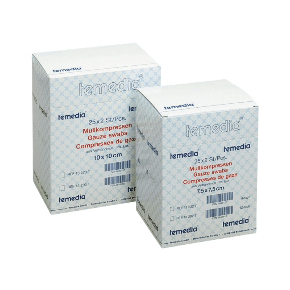 Deux boîtes de compresses Holthaus Mull, 17 plis - 25 x 2 pièces de Holthaus Medical GmbH & Co. KG sont exposées. La boîte à gauche contient des tampons de 10 x 10 cm et la boîte à droite contient des tampons de 7,5 x 7,5 cm, idéaux pour le soin des plaies. Les deux boîtes ont un emballage similaire avec du texte bleu et un motif en grille.