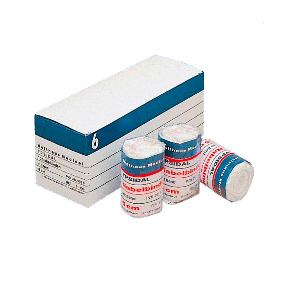Dans une boîte blanche avec l'inscription « Holthaus YPSIDAL Nabelbinde » et des rayures bleues et blanches se trouve un rouleau d'un bandage médical de 6 cm x 2 m en 100 % coton. Devant la boîte se trouvent trois rouleaux de bandage élastique « Mollelast Medical » avec l'inscription « 8 cm ».