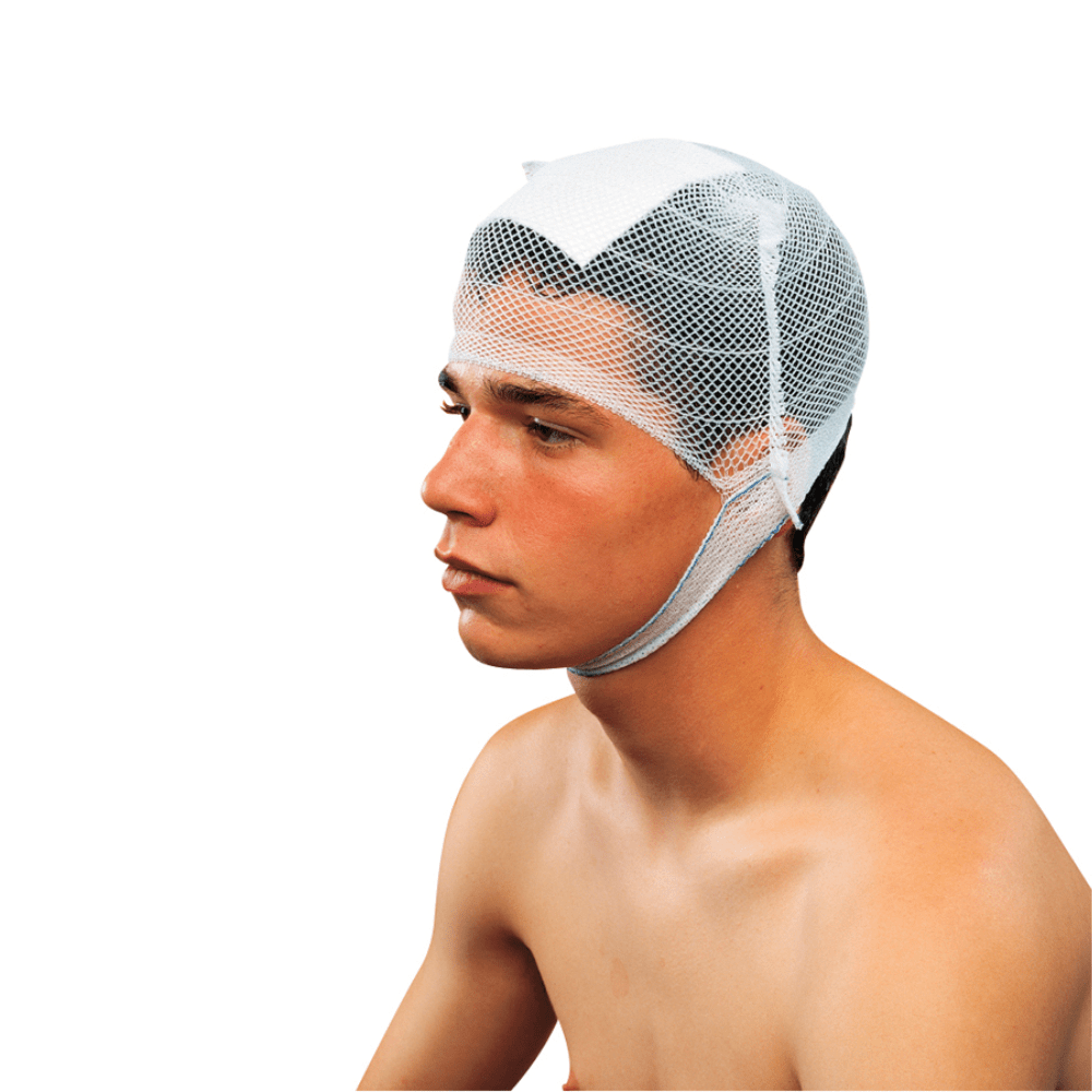 Une jeune personne est visible des épaules vers le haut, regardant vers la gauche. Elle porte une coiffe bandage Ypsinetz de Holthaus de la société Holthaus Medical GmbH & Co. KG, fixée sous le menton par des bandes. La personne semble avoir les cheveux courts et foncés et se tient sans chemise devant un fond blanc.