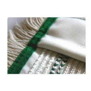 Gros plan du balai Arcora Hospital Quattro Mop d'Arcora International GmbH - tissu blanc avec des bandes vertes, coutures élaborées et un bord effiloché, développé pour le nettoyage professionnel dans le secteur de la santé.