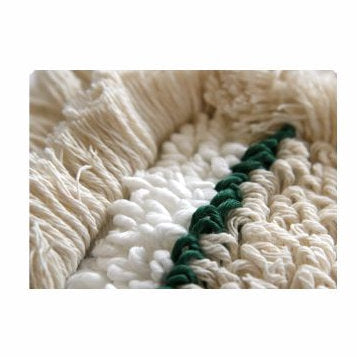 Gros plan du balai Arcora Hospital Quattro Mop d'Arcora International GmbH - idéal pour les revêtements de sol dans le secteur de la santé, avec une structure tissée crème et blanche et une bande diagonale vert foncé, parfait pour l'entretien facile dans les établissements médicaux.