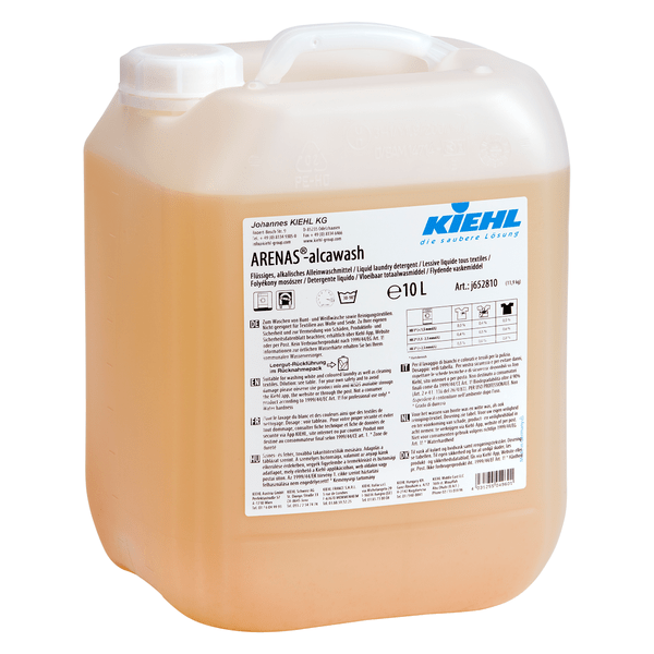 Un récipient de 10 litres en plastique semi-transparent contenant le produit Kiehl ARENAS-alcawash Détergent liquide alcalin de Johannes Kiehl KG, avec une poignée et une étiquette avec des informations sur le produit et des instructions ; à l'intérieur, un détergent liquide jaunâtre est visible.