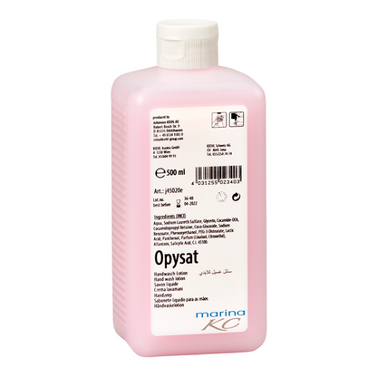 Une bouteille rose de 500 ml de la lotion pour lavage des mains Kiehl Opysat de Johannes Kiehl KG, un savon pour les mains au pH neutre, a une étiquette blanche avec des informations sur le produit, les ingrédients, le code-barres, des symboles et "marina KC" en bas pour un nettoyage doux des mains.