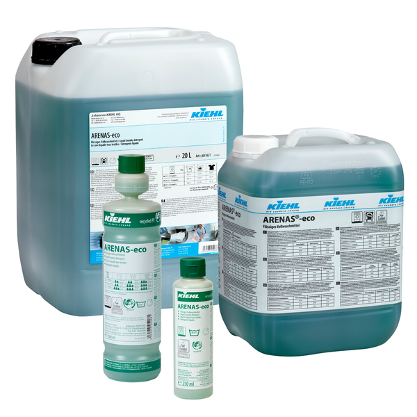Vier Gebinde des Kiehl ARENAS-eco Flüssiges Vollwaschmittel der Johannes Kiehl KG - zwei große Krüge und zwei kleinere Flaschen - sind mit einer etikettierten Verpackung und einer blau-grünen umweltfreundlichen Flüssigkeit ausgestattet.