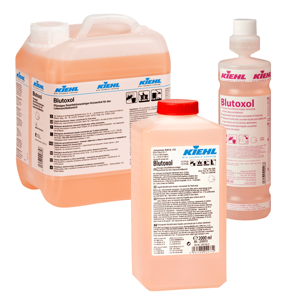 Sont représentées trois bouteilles de Kiehl Blutoxol Concentré nettoyant désinfectant liquide pour le secteur alimentaire de Johannes Kiehl KG de différentes tailles. Le liquide orange-rose est idéal pour éliminer les bactéries, les virus et les champignons.