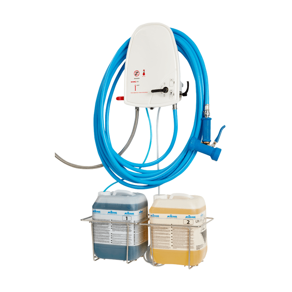 Le tuyau Kiehl de Johannes Kiehl KG avec raccord est conçu pour les appareils ARCANTEC et permet une distribution sécurisée de produits chimiques muraux avec des buses compatibles et des réservoirs de détergent dans des supports métalliques.