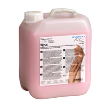 In einem rosafarbenen 5-Liter-Plastikbehälter mit weißem Deckel, der in mehreren Sprachen beschriftet ist, befindet sich die Kiehl Opysat Handwasch-Lotion der Johannes Kiehl KG, eine pH-neutrale Seife zur schonenden Handreinigung.