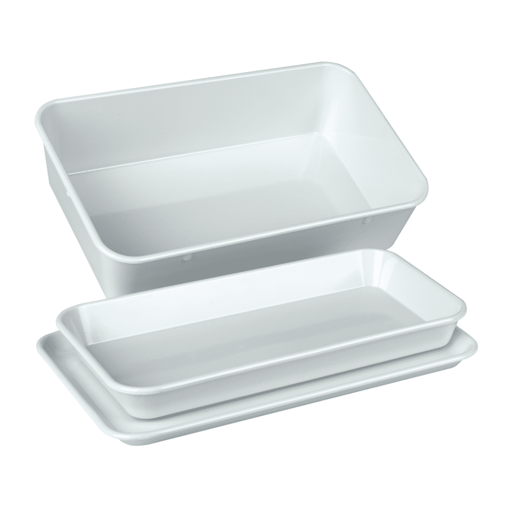 Un ensemble de trois plateaux d'instruments rectangulaires blancs empilés les uns sur les autres de Servoprax GmbH, composé d'un plateau supérieur avec des bords plus hauts (190 x 150 x 40 mm) et de deux plateaux plus plats avec un fond plat. Idéal pour organiser vos ustensiles importants dans un design élégant et résistant à la chaleur.
