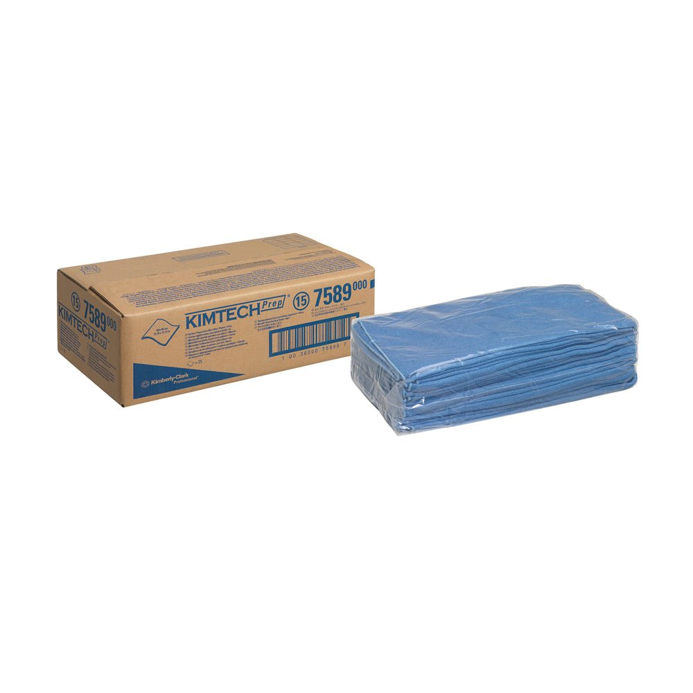 Un carton portant l'inscription "Kimtech® chiffons de surface en microfibre - Bleu" de Kimberly-Clark GmbH est placé à côté d'une pile de chiffons de nettoyage bleus, emballés dans du plastique transparent et prêts pour un nettoyage efficace.