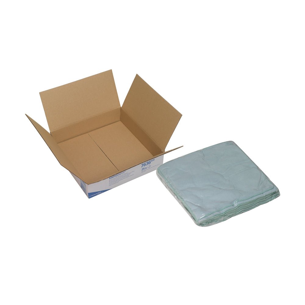 Un carton marron ouvert est posé sur un fond blanc à côté d'une pile de chiffons de polissage en microfibre Kimtech® (39,00 cm x 39,00 cm) de Kimberly-Clark GmbH, emballés dans du plastique - idéal pour l'entretien automobile professionnel sans traces.