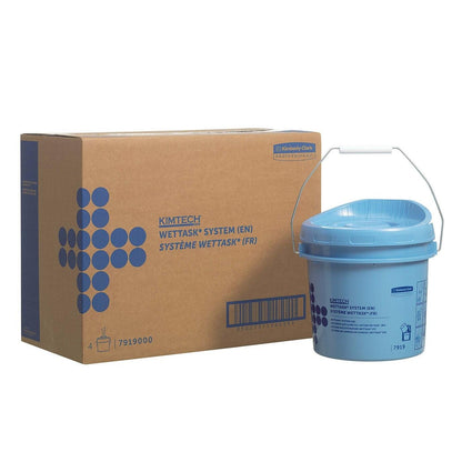 Un seau distributeur de lingettes en rouleau Kimtech® Wettask™ bleu et un carton brun, tous deux de Kimberly-Clark GmbH, sont illustrés avec des informations sur le produit et un graphique bleu - idéal pour des solutions de distribution de lingettes. Chaque carton contient 4 seaux distributeurs bleus.