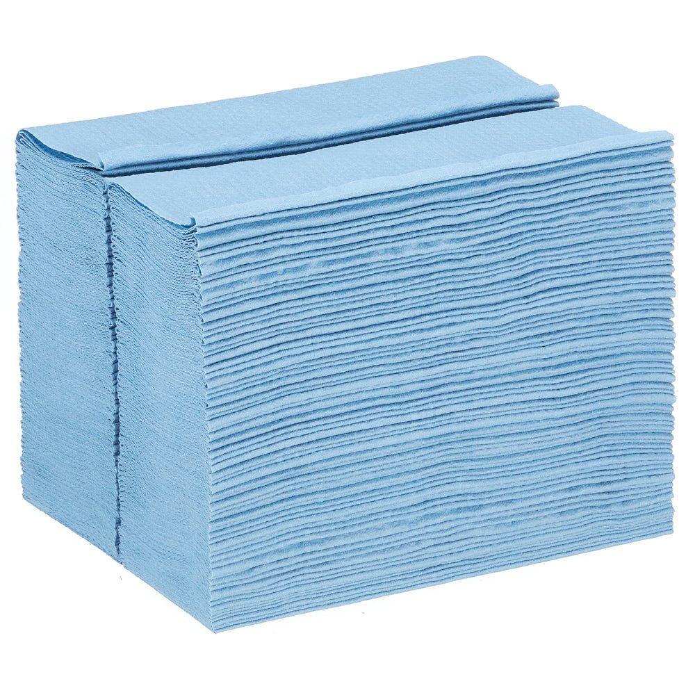 Une pile bien rangée de lingettes de nettoyage bleues WypAll® X80 PowerClean de Kimberly-Clark GmbH, disposée en un bloc rectangulaire de la boîte BRAG™ (Bleu acier, 1 boîte x 160 feuilles).
