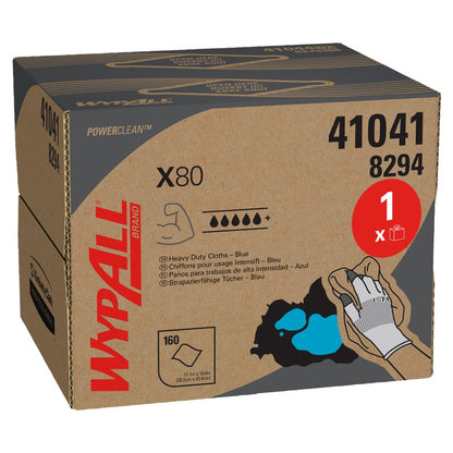 Une boîte en carton avec WypAll® X80 PowerClean - BRAG™ Box/Bleu acier de Kimberly-Clark GmbH, avec des détails sur le produit, des symboles et une illustration d'une main gantée utilisant un chiffon bleu pour le nettoyage industriel (1 boîte x 160 feuilles).