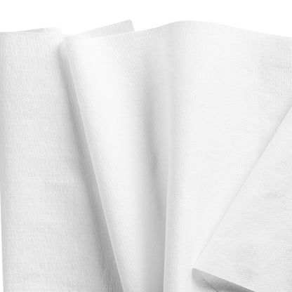 Plusieurs serviettes en papier blanches pliées du grand rouleau WypAll® X50 General Clean (1 rouleau x 1100 feuilles) de Kimberly-Clark GmbH sont présentées en chevauchement et montrent leur texture sur un fond blanc simple - idéal pour des tâches de nettoyage polyvalentes.