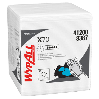 Ein Stapel WypAll® X70 PowerClean Reinigungstücher, viertelgefaltet, von Kimberly-Clark GmbH, in weißer Verpackung mit schwarzem und rotem Aufdruck sowie Anwendungshinweisen und Reinigungsillustrationen.