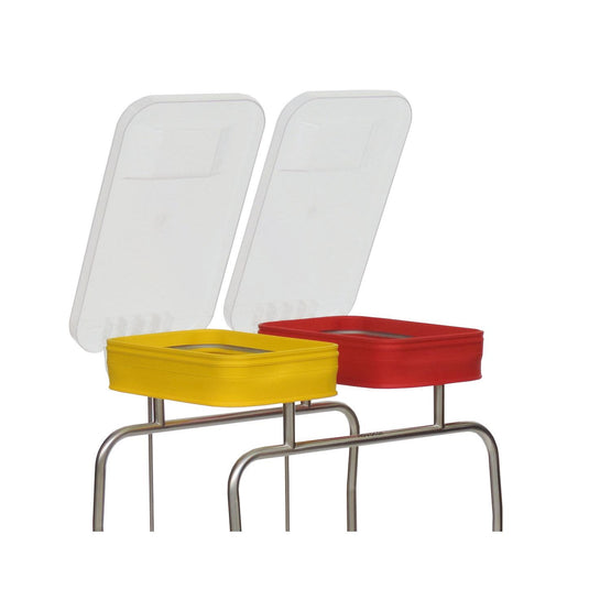 Deux chaises en métal dotées d'assises rembourrées – l'une jaune, l'autre rouge – sont dotées de dossiers inclinés en plastique translucide qui rappellent le couvercle en plastique Novocal muni d'une charnière en plastique et d'un système de fermeture en douceur de Novocal, et sont placées devant un fond sobre.