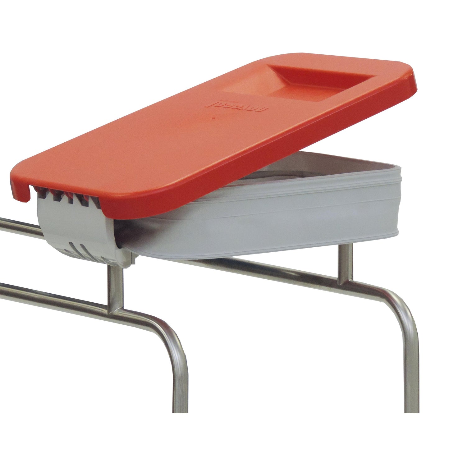 Un couvercle en plastique Novocal | 1 pièce, un conteneur rectangulaire en plastique blanc avec un couvercle à charnière rouge, est monté horizontalement sur un cadre en métal. Le couvercle est partiellement ouvert à une extrémité. Marque : Novocal.