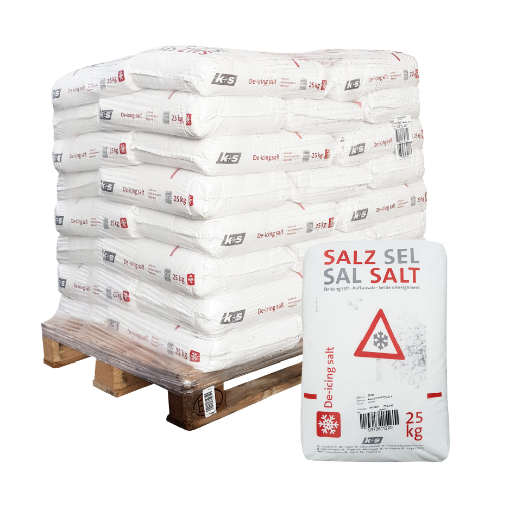 Sur une palette en bois se trouve une pile de 25 sacs de 25 kg de sel de déneigement de la société K+S AG, disposés à sec pour le service d'hiver. Un sac est debout à l'avant et porte l'inscription « SEL SEL SALT » ainsi qu'un flocon de neige et un triangle de signalisation – parfait pour le service d'hiver. Le produit provient de K+S Minerals and Agriculture GmbH.