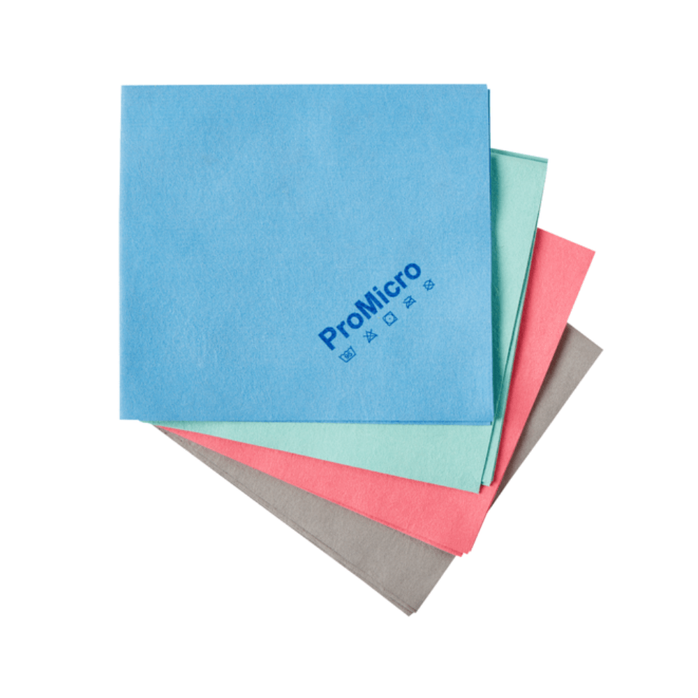Quatre chiffons en microfibre Kiehl ProMicro Standard (35 x 38 cm, 170 g/m²) de Johannes Kiehl KG sont empilés dans les couleurs bleu, vert, rose et gris. Sur le chiffon bleu supérieur, "ProMicro" et des symboles d'entretien sont imprimés en bleu.