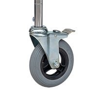 Un gros plan de la roue Novocal en mousse de PU pour chariot polyvalent, diamètre 150 mm, avec boîtier métallique et levier de frein. Cette roue fait partie d'un ensemble (2 roues pivotantes, 2 roues avec frein) et est fixée à une barre métallique.