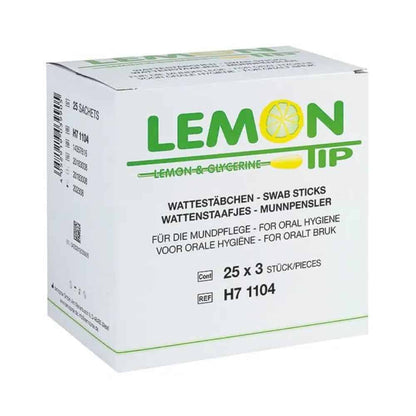 Exposée est une boîte de bâtonnets de soin buccal Lemon Tip de Servoprax GmbH. L'étiquette indique en plusieurs langues « Pour l'hygiène buccale » et « Soin oral ». Ce produit de soin buccal se compose de 25 paquets de 3 bâtonnets chacun, soit un total de 75 pièces par boîte. La référence produit est H7 1104.